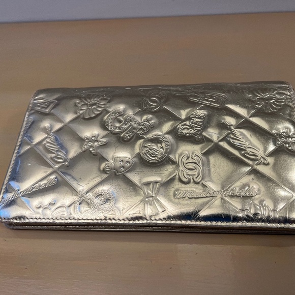 Chanel Silver Leather - Picture 2 of 7